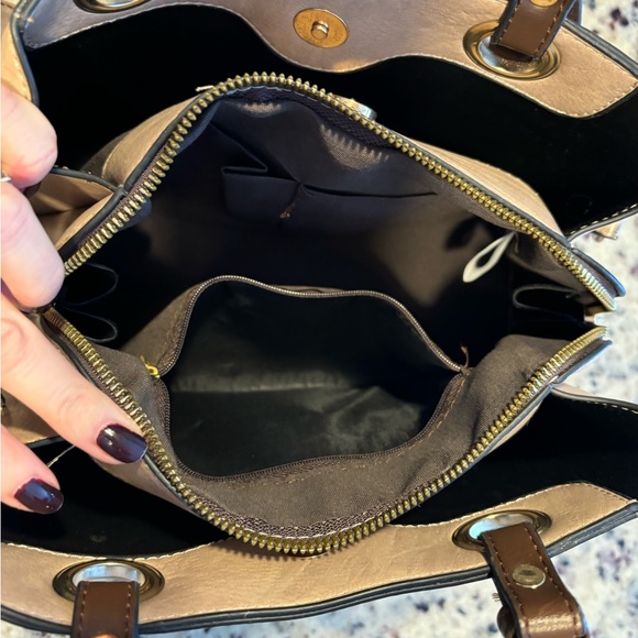 Purse, no brand shown. Like new - Picture 2 of 4